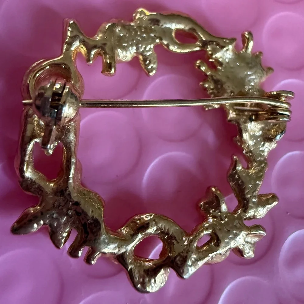 Vintage Queen Bee Mom Brooch Gold Tone Wreath Flower Rhinestone Pin Accessory
